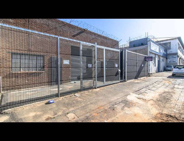 495M² FACTORY FOR SALE IN BOOYSENS